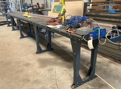 une machine posée sur une table dans une usine