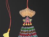 un gros plan d'un collier orné d'un pompon sur fond noir