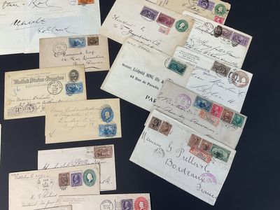 Plusieurs vieilles lettres et enveloppes sont posées sur une table