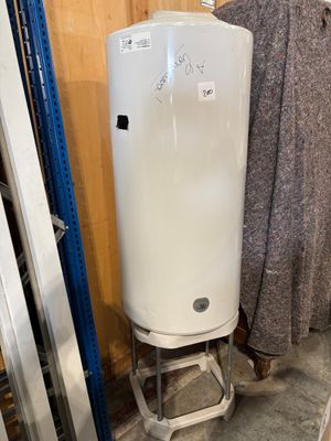 un chauffe-eau blanc posé sur un support dans une pièce