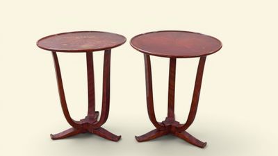 paire de tables d'appoint en bois avec des pieds en métal