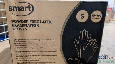 une boîte de gants en latex non poudrés posée sur une table dans un magasin