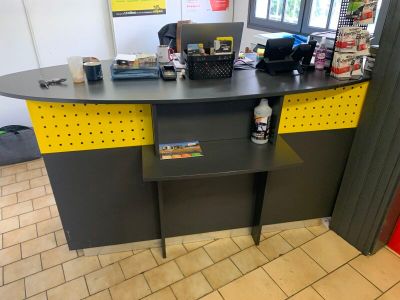 un comptoir sur lequel sont disposés de nombreux articles