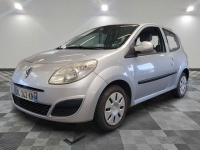 la photo d'une voiture argentée garée dans un garage