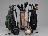 trois types différents de sacs de golf et un chariot