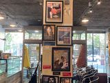 Il y a beaucoup de photos accrochées au mur dans ce restaurant.