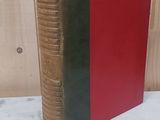 un livre rouge et vert posé sur une table en marbre