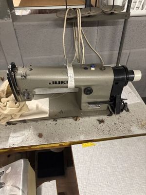une machine à coudre posée sur une table dans une pièce