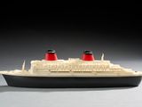une petite maquette de bateau posée sur une table