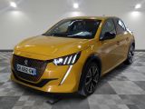 une voiture jaune est garée dans une pièce au sol en damier