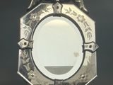 un miroir posé sur une table