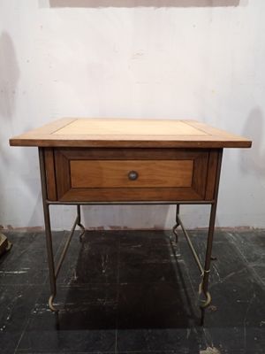 Ecole du Xxe siècle, Table carrée en bois, ouvrant en façade…