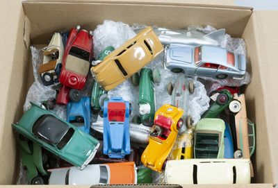 une boîte en carton remplie de petites voitures de toutes sortes