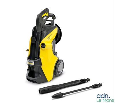 un stylo à pression noir et jaune posé à côté d'un stylo sur une surface blanche