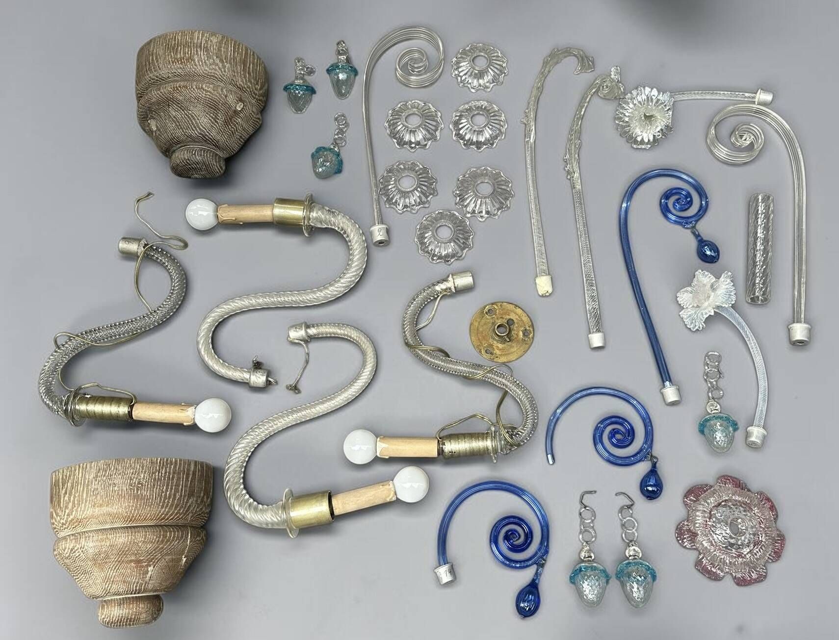 MURANO Ensemble de pièces de lustre en verre et d'applique.