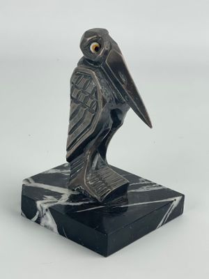 une image représentant une statue d'oiseau posée sur un socle en marbre