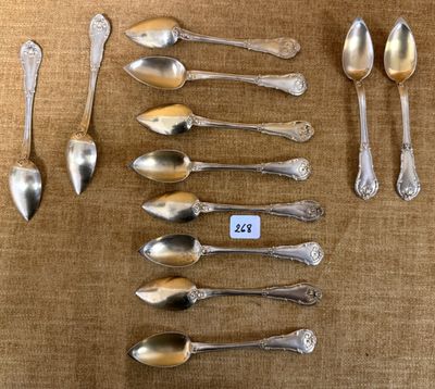 beaucoup de cuillères en argent et de cuillères à soupe sur une table