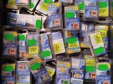 une vitrine remplie de nombreux modèles de téléphones portables