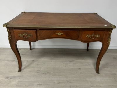 l'image d'un bureau en bois surmonté de deux tiroirs