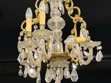 un lustre suspendu au plafond d'une pièce