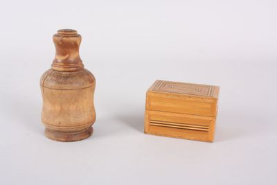 petite boite en marqueterie de paille, 5 x 7 x 5.