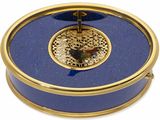 une boîte bleue et dorée sur laquelle est représenté un oiseau