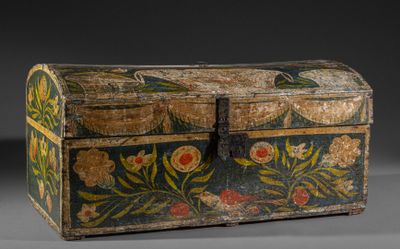 un vieux coffre en bois orné d'un motif floral