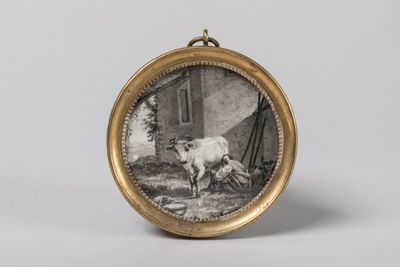 une vieille photo d'un chien debout dans un jardin clôturé