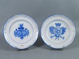 deux assiettes bleues et blanches ornées d'un blason