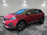 une voiture rouge est garée dans une pièce au sol en damier