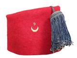 un sac rouge orné d'un pompon et d'un croissant
