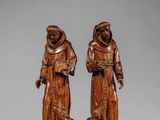 une paire de figurines en bois sculpté représentant deux moines