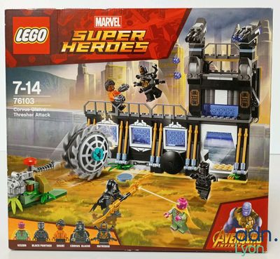 La boîte du coffret Lego Marvel Super Heroes est ouverte et prête à l'emploi.