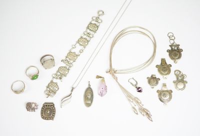beaucoup de bijoux posés sur la table