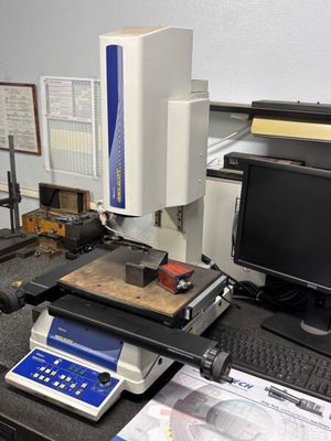 un ordinateur et un écran posés sur un bureau dans une pièce
