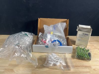 une boîte d'objets posés sur une table