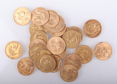 une pile de pièces d'or sur une surface blanche