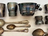beaucoup de cuillères et de tasses en argent sur la table