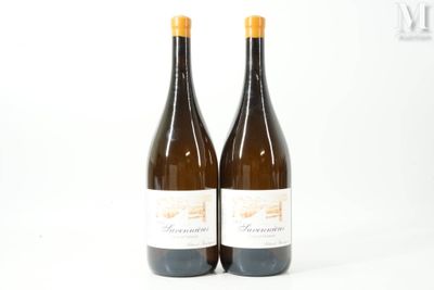 deux bouteilles de vin blanc posées l'une à côté de l'autre sur une surface blanche