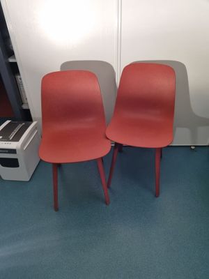 Deux chaises en plastique rouge - Photo 1