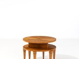 une image représentant une petite table en bois sur laquelle sont posées deux petites tables