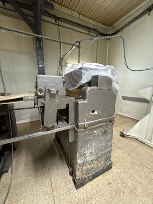 une machine qui se trouve à l'intérieur d'un bâtiment