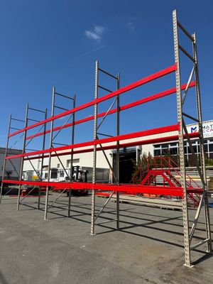 Un lot de 4 colonnes de racks à palettes lourds de marque Fr…