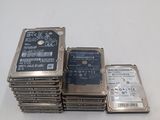 plusieurs disques durs empilés les uns sur les autres sur une table