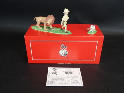 une boîte rouge sur laquelle est représentée une figurine représentant un homme et un chien