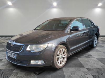 une photo d'une Skoda grise dans un garage