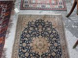 Plusieurs tapis orientaux sont disposés sur le sol dans une pièce