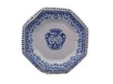 une assiette bleue et blanche sur laquelle est représenté un lion