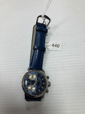 une image représentant une montre avec un bracelet bleu sur un fond blanc