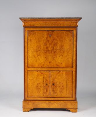 une armoire ancienne en bois à deux portes et tiroirs